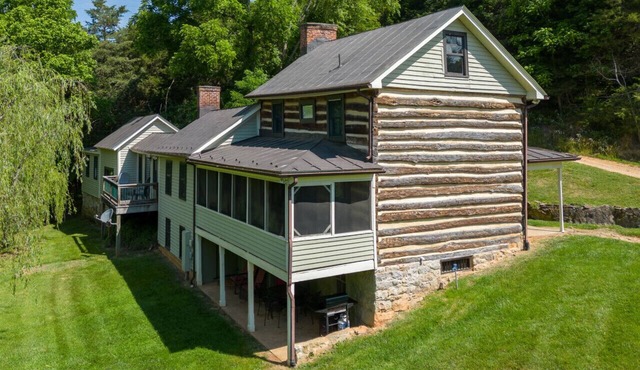Willow Haven Secluded Creekside Cabin in Lexington