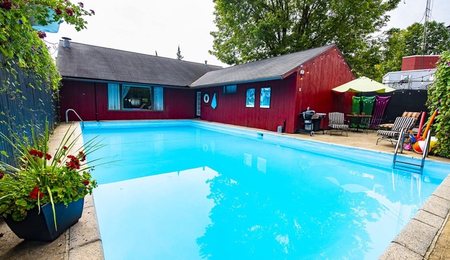 Your own Private Pool Downtown! Midway between Spooky Nook & Amish Country in Lancaster