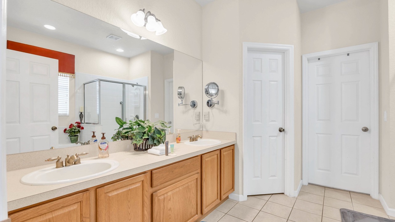 Photo of Bathroom in Trafalgar Village