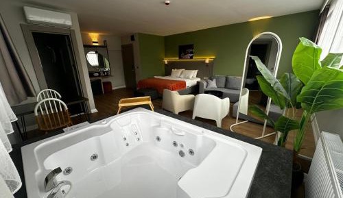 King Room with Spa Bath