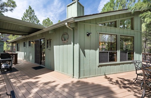 Munds Park Cabin | 360° deck. Head north with your dog and your jacket!