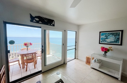 Kailua-Kona Condo | A Must See! Beautifully renovated Direct Ocean Front condo. 1 Bedroom, 1 Bath.