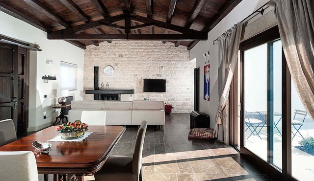 Stunning private villa for 10 people with private pool, WIFI, A/C, TV and patio in Rosolini