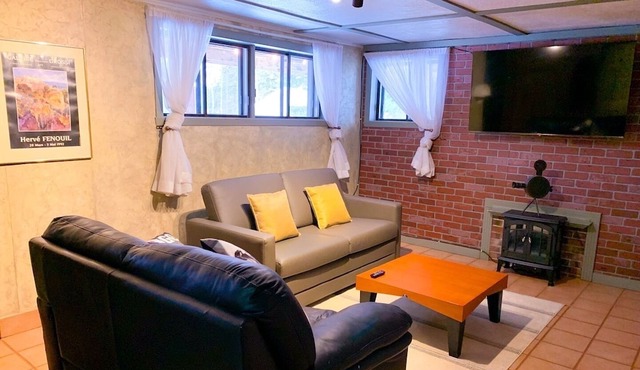 4 Br Luxury St-Sauveur Chalet & Pool, Swim Spa, fireplace, close to Ski resort in Sainte-Adèle