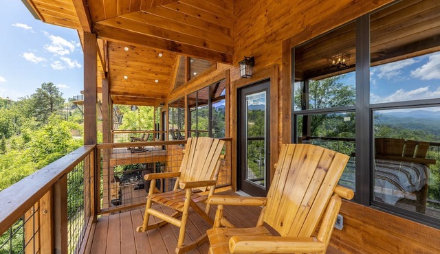 Cool Cabin, Epic View:6 mi to GSMP+Kids' Loft+Hot Tub+Fire Pit+1 mi to Pkwy in Gatlinburg