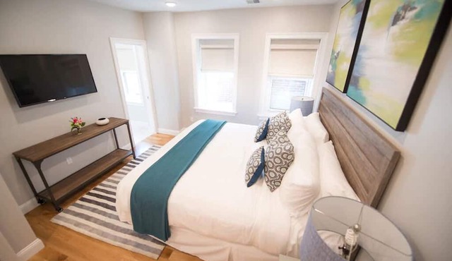 3 Beautiful Bedrooms and Open Living Area in Newport