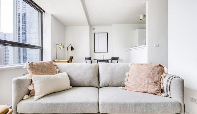 Lovely Streeterville Studio w/Gym, Pool, near Navy Pier, by Blueground in Chicago