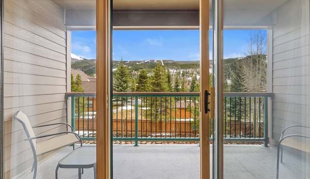 Ideally Located, Spacious Condo w/Mountain Views from 2 Private Balconies! in Keystone