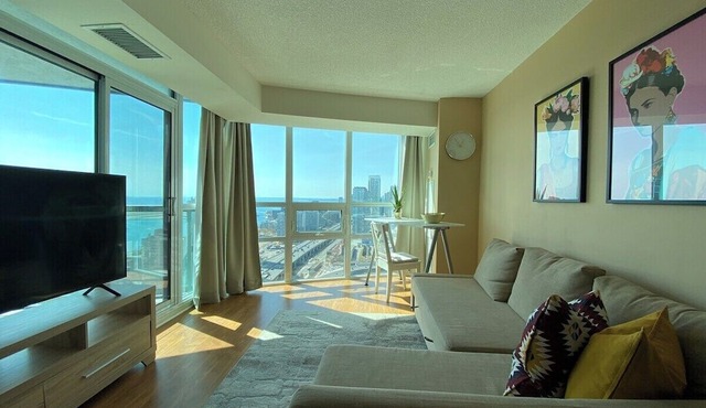 Stylish 1 Bedroom Condo with Unobstructed CN Tower View in Toronto