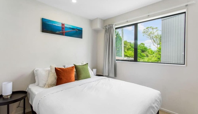 Urban Pulse Townhouse with parking in Auckland South