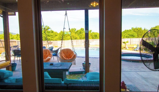 Mtn Escape Pool, Hot Tub, Fire Pit, Pet OK! in Lawton