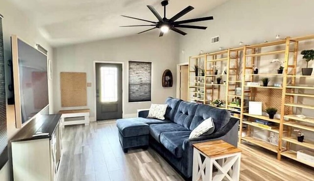 Modern Lakehouse for 6, Pet+EV, Walk to the lake! in Little Elm