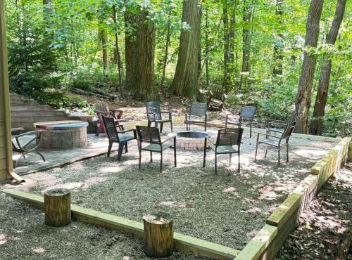 Woodshores Retreat - cozy retreat, hot tub, Lk MI in Coloma