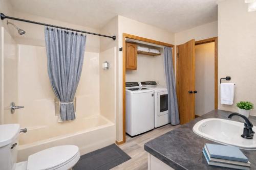 East Side 3 Br 2 full bath King Bed in Appleton