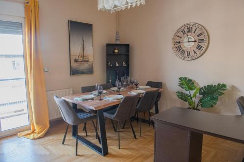 Urban Oasis, Stylish Short Stay Apartment in Piraeus Center in Piraeus